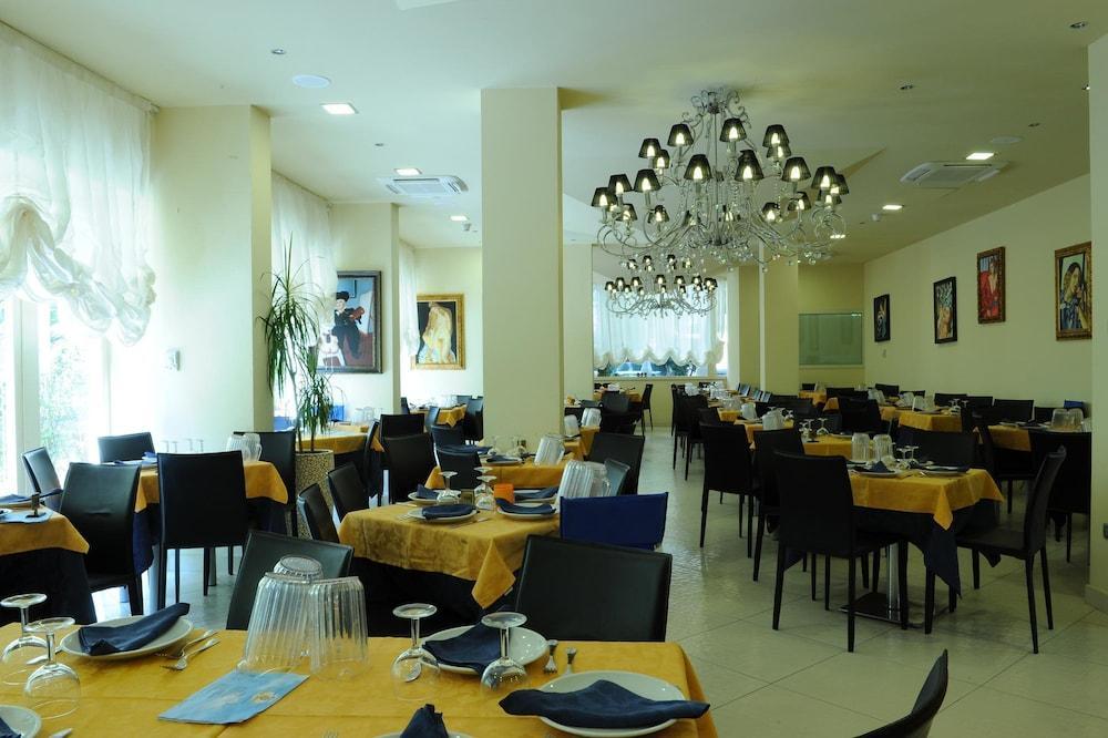 Hotel In Чезенатико Екстериор снимка