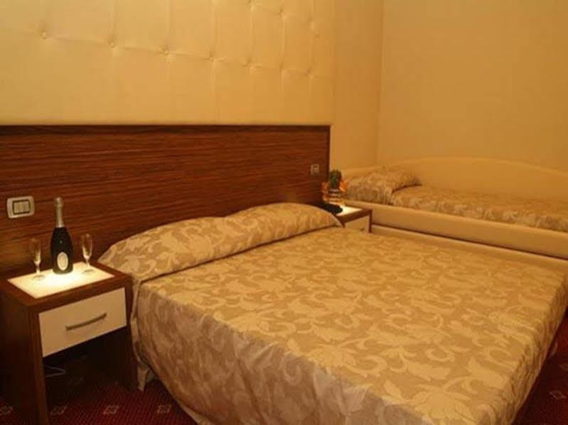 Hotel In Чезенатико Екстериор снимка