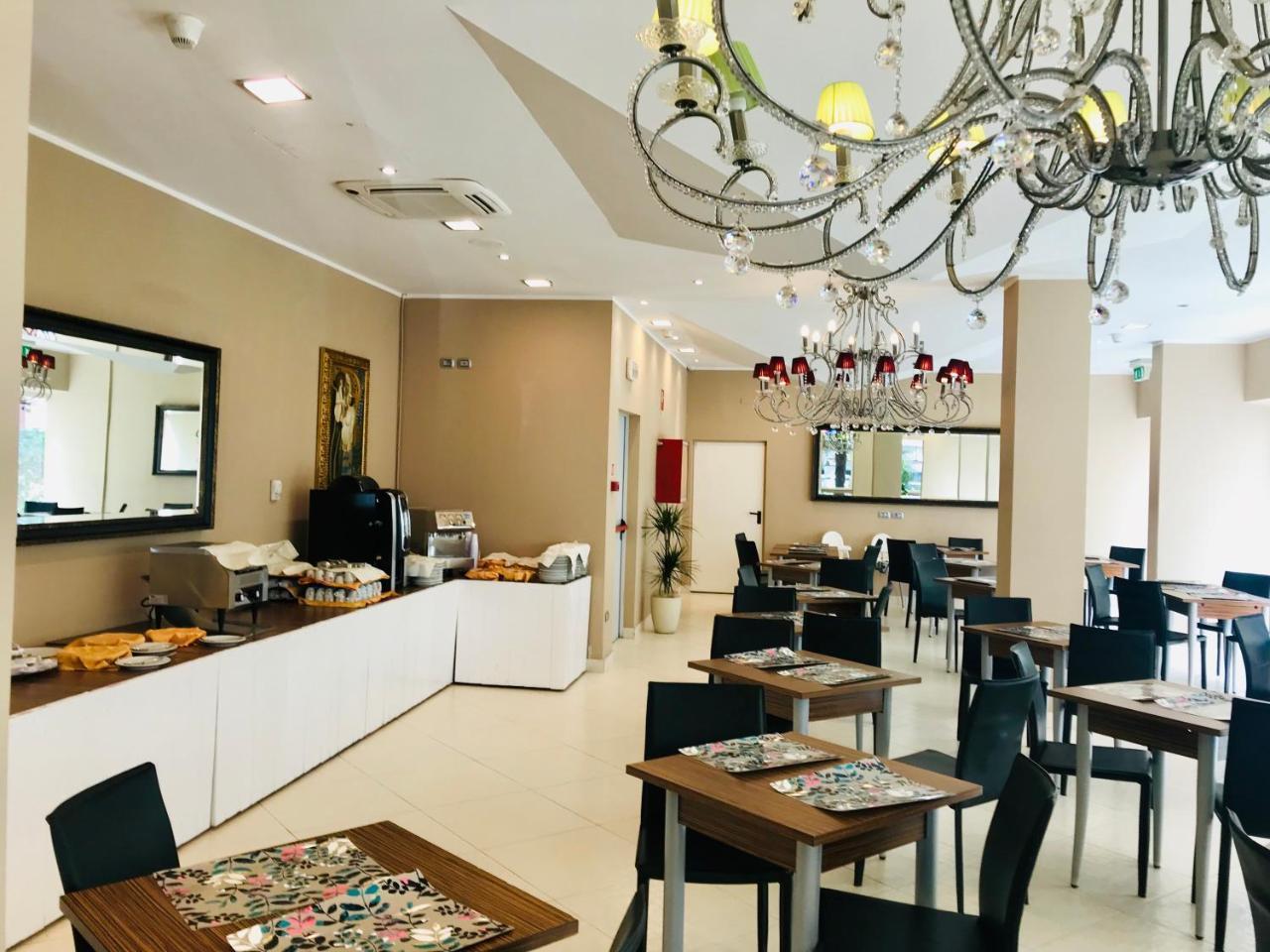 Hotel In Чезенатико Екстериор снимка